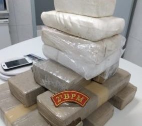 PM apreende 11 kg de droga escondidos em geladeira de residência
