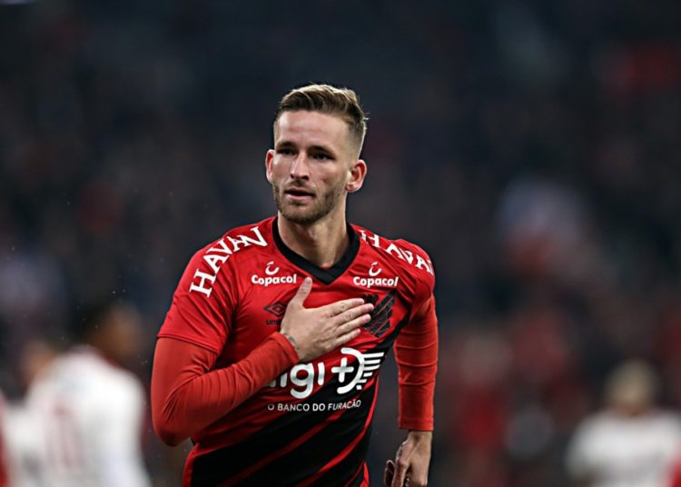 Com interesse do Arsenal por Pablo Marí, Flamengo mira Léo Pereira, zagueiro do Athletico