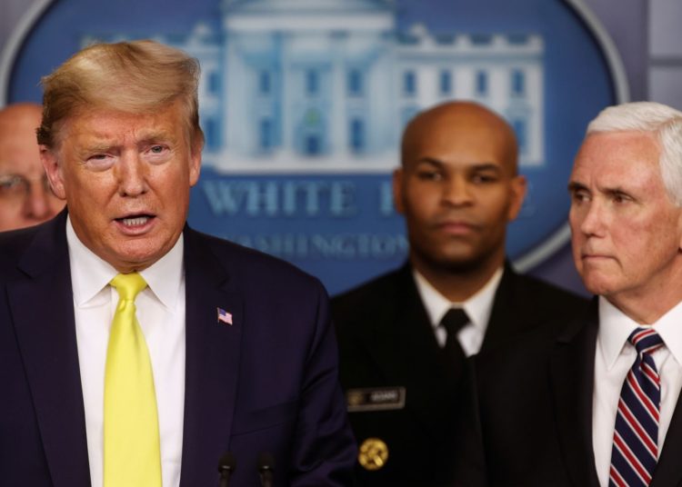 Trump diz que vai anunciar incentivos econômicos para lidar com crise de coronavírus nos EUA