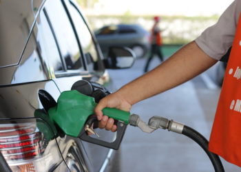 O que acontece com o preço da gasolina no Brasil?