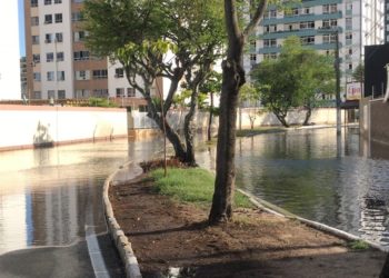Trânsito na av. Acrísio Cruz fica bloqueado por causa de maré alta