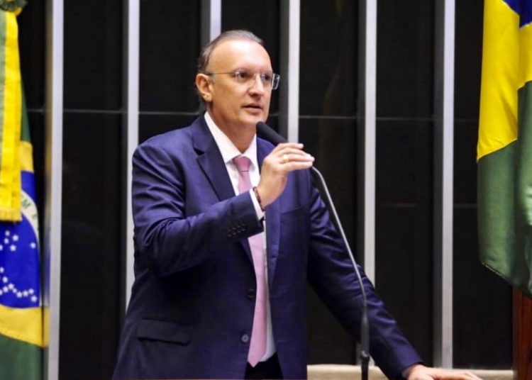 Fábio Henrique propõe aumento de insalubridade para profissionais da Saúde