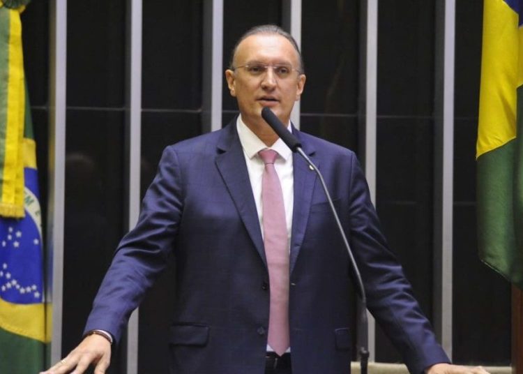 Projeto de Fábio Henrique suspende pagamentos de consignados