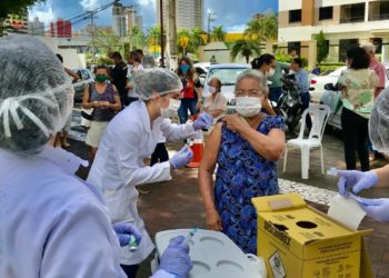 Prefeitura imuniza mais de mil idosos no primeiro dia de vacinação itinerante