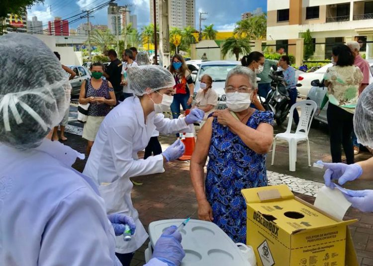 Prefeitura imuniza mais de mil idosos no primeiro dia de vacinação itinerante