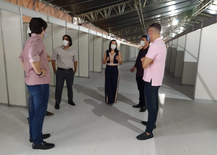 Prefeitura e MPE visitam e inspecionam instalações da estrutura do hospital de campanha