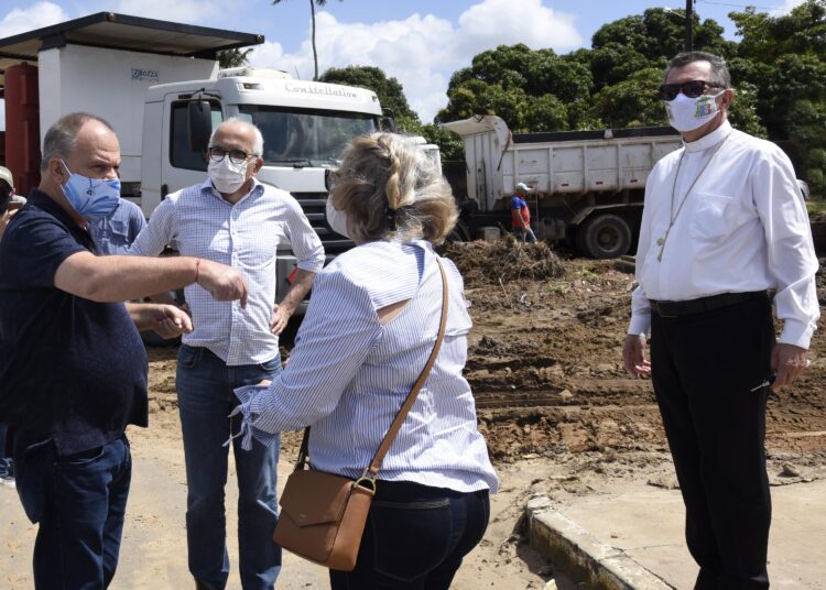 Acompanhado do governador e do arcebispo de Aracaju, prefeito visita Mangabeiras