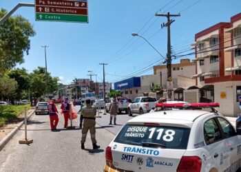 Recapeamento asfáltico: trânsito está em meia pista em novo trecho da Adélia Franco