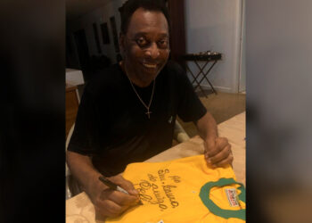 Rei Pelé presenteia amigo sergipano