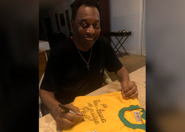 Rei Pelé presenteia amigo sergipano