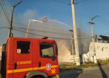 Prefeitura de Aracaju atua no atendimento de ocorrência de incêndio em estabelecimento comercial