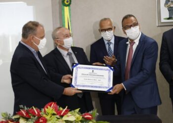Carlos Cauê recebe título de Cidadão Sergipano pela Assembleia Legislativa
