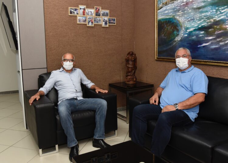 Edvaldo recebe prefeito de Socorro, padre Inaldo