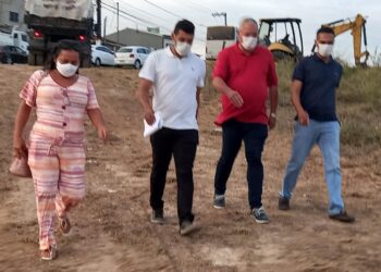 Prefeito visita obra de construção da creche do Parque dos Faróis