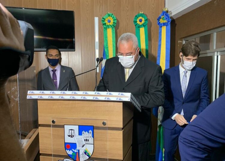 Prefeito Padre Inaldo toma posse e inicia seu segundo mandato