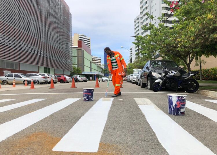 SMTT reforça sinalização de trânsito na porta de escolas da capital