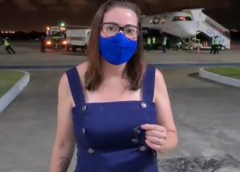 A secretária municipal da Saúde, Waneska Barboza, acompanha a chegada das vacinas