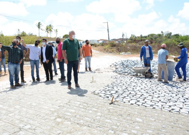 Prefeito Padre Inaldo e técnicos da Seminfra realizam visita à obra de pavimentação da Avenida José Teles