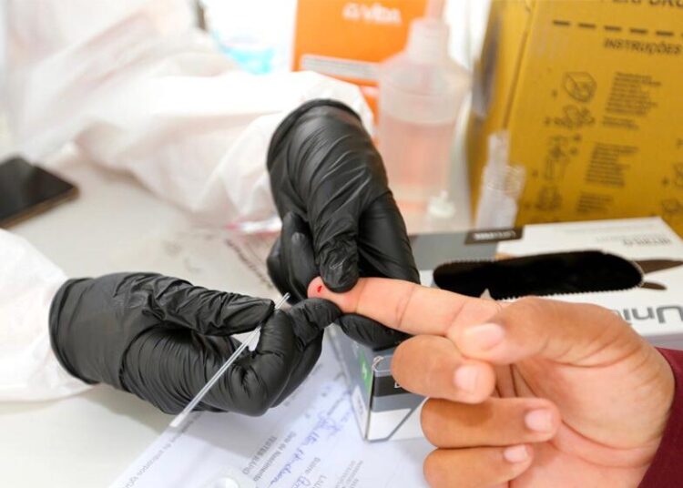 Prefeitura orienta e fiscaliza farmácias que realizam testes rápidos para detecção de covid-19