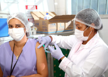 Profissionais das Unidades Básicas com atendimento covid celebram a primeira dose da vacina