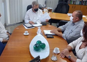 PREFEITO ALBERTO MACEDO SE REUNE COM SECRETARIO DA FAZENDA E DIRETOR DA PRD FORMULADORA DE COMBUSTIVEIS.