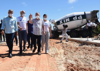 Edvaldo e Belivaldo visitam obras da Orla Sul