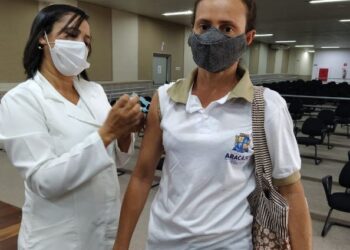 Prefeitura segue imunizando profissionais de saúde contra a covid-19