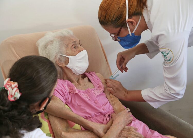 Prefeitura vacina cerca de 800 pessoas neste sábado