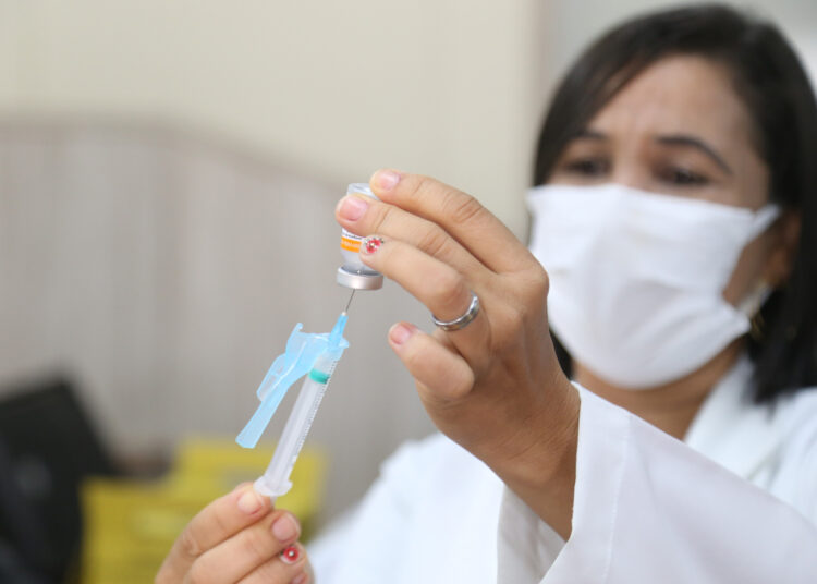 Aracaju vacinou mais de 86% dos idosos acima de 90 anos e segue imunizando trabalhadores