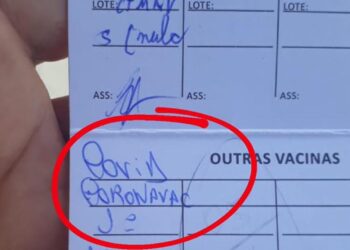 Saúde monitora idosa que recebeu dose diversa de imunizante conta covid