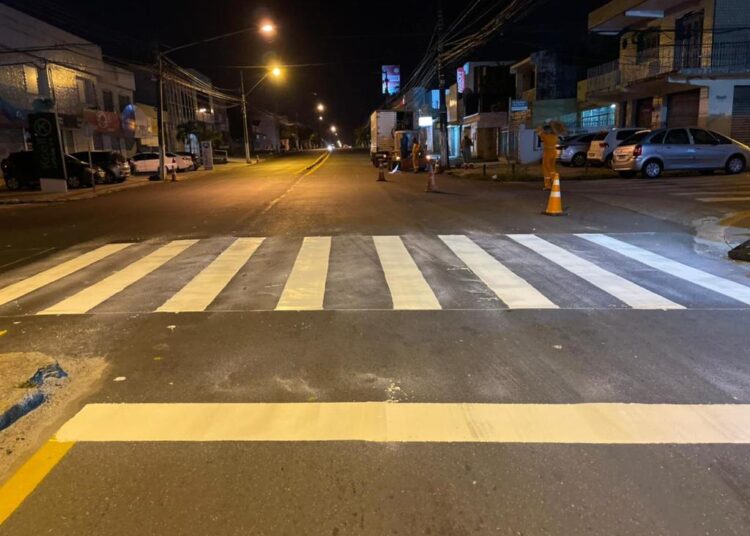 SMTT sinaliza faixas de pedestres da avenida Desembargador Maynard
