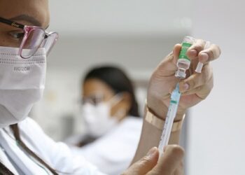 Prefeitura de Aracaju vacinará idosos de 61 e 62 anos e iniciará a imunização das pessoas com Síndrome de Down e Autismo