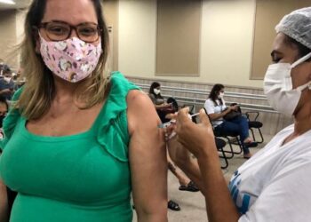 Prefeitura segue vacinando gestantes com comorbidades e alerta sobre orientação médica