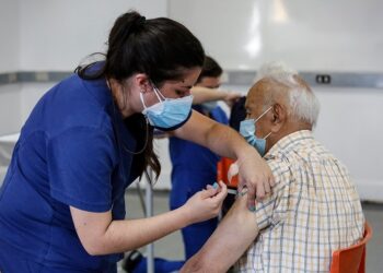Com aumento de casos, Chile avalia aplicar terceira dose da CoronaVac