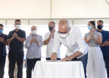 Prefeito participa da assinatura de ordens de serviço para recuperação da Rodovia SE-100 e novos trechos da Orla Sul