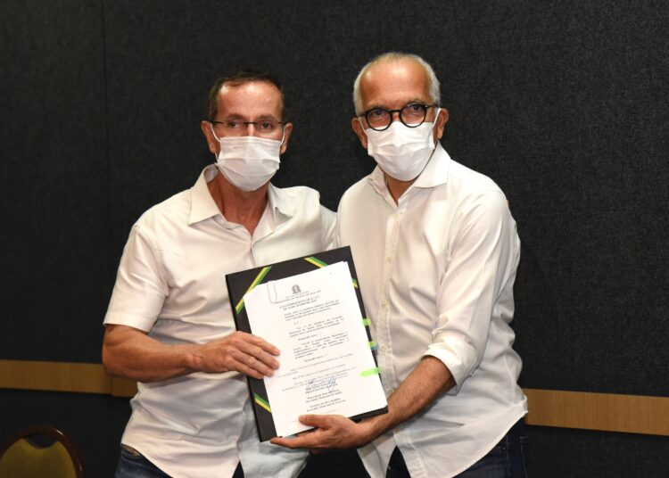 Em encontro com vereadores, prefeito sanciona lei que autoriza Aracaju a contratar Pró-Moradia