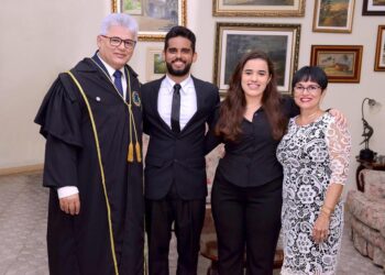 Prof. Dr. José Aderval Aragão é empossado na ASL