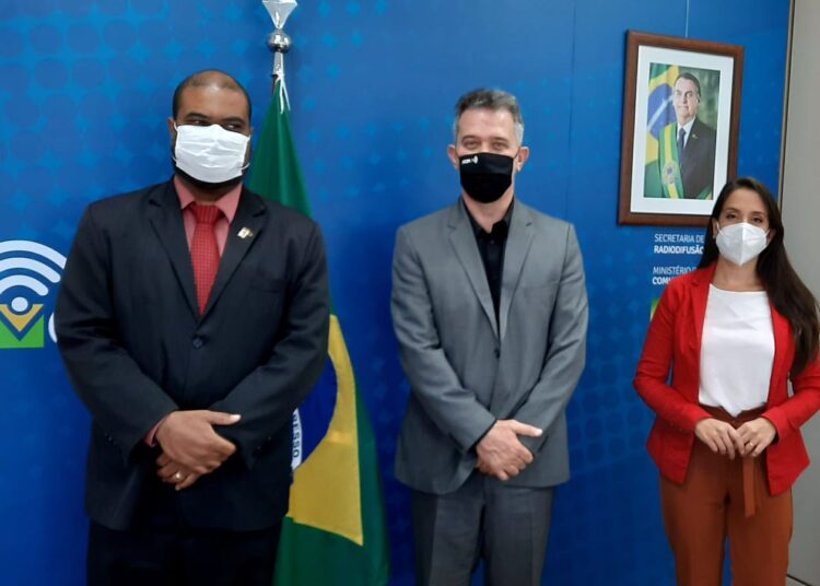 Secretário do Ministério das Comunicações garante ao reitor ampliar sinal da Rádio UFS