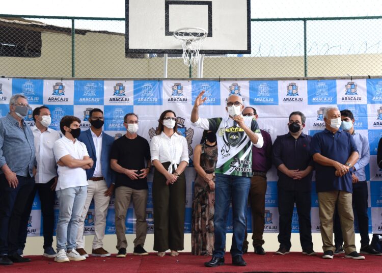 Prefeito Edvaldo reinaugura escola Anísio Teixeira, referência no ensino de Aracaju