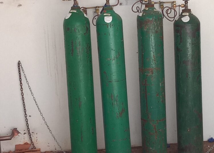 Explosão de cilindro deixa dois feridos no HU