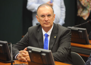 Projeto permite que oficiais de Justiça e vigilantes tenham prisão especial