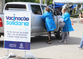 Vacinação Solidária beneficiou centenas de famílias e instituições com alimentos arrecadados