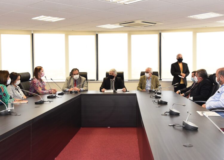 Prefeito Edvaldo sanciona lei de combate à pobreza menstrual nas escolas de Aracaju