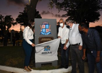 Prefeito Edvaldo entrega revitalização da praça Santiago Dantas