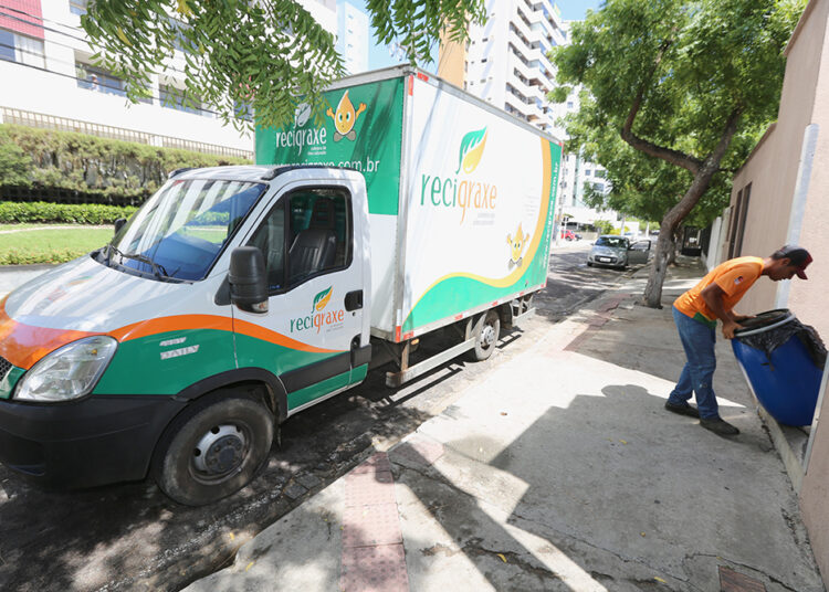 Prefeitura incentiva descarte correto de óleo de cozinha em Aracaju