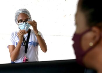 Mesmo com repescagem, menos de 60% das pessoas de 54 e 51 anos se vacinaram contra covid