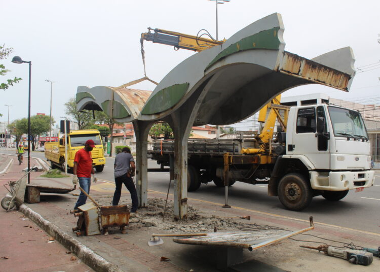 Prefeitura inicia substituição de abrigos de ônibus em três corredores de transporte