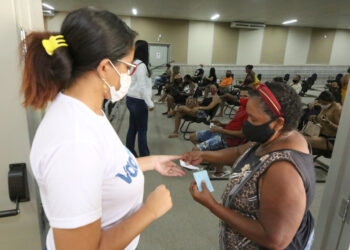 Especialista reforça importância da população se vacinar contra a covid-19
