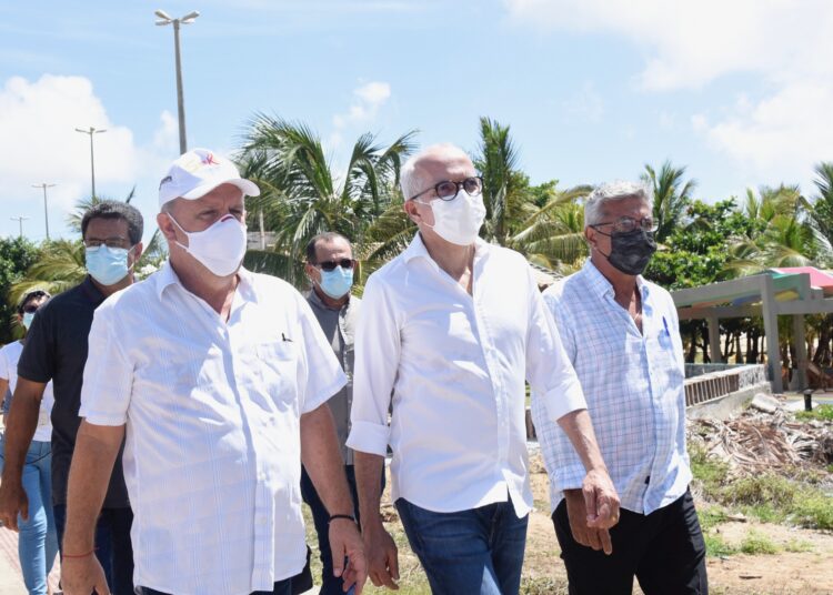 Prefeito Edvaldo visita obra de novos trechos da Orla Sul ao lado do governador Belivaldo Chagas