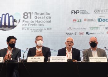 Prefeito Edvaldo encerra reunião da FNP com entrega da Carta de Aracaju ao presidente da Câmara